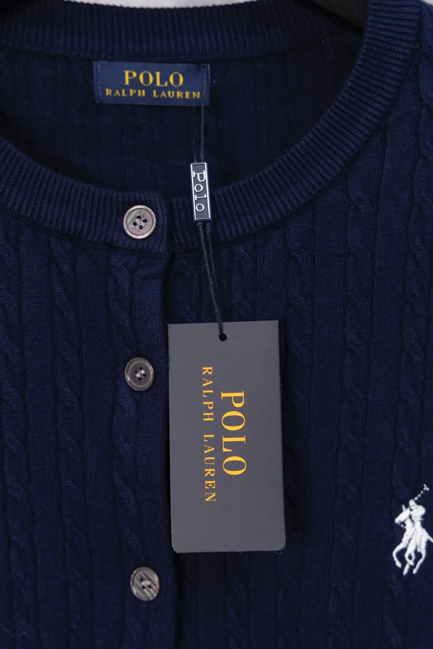P170 Ralph Lauren Classic Round Neck Solid Color Pony Embroidered Logo Knitted Cardigan Long Sleeve Ralph Lauren Classic Basic Versatile Twist Knitted Cardigan Long Sleeve Main supply platform live broadcast Wholesale entity Replenish when out of stock Not removed from the shelves Quality 1:1 patterning Complete three standards Correct version of pony logo Imported quality cotton yarn Focus on high-end Cost-effective Good quality Needless to say Zhao Lusi's same style is really amazing, so sweet I'm so beautiful. This cardigan is really good-looking. It's simple and easy to wear. It's a must-have for goddess ootd. Good-looking clothes are never picky. A must-have in the wardrobe of goddesses. Size: S-XL. Color: black, apricot, gray, navy, red, white.